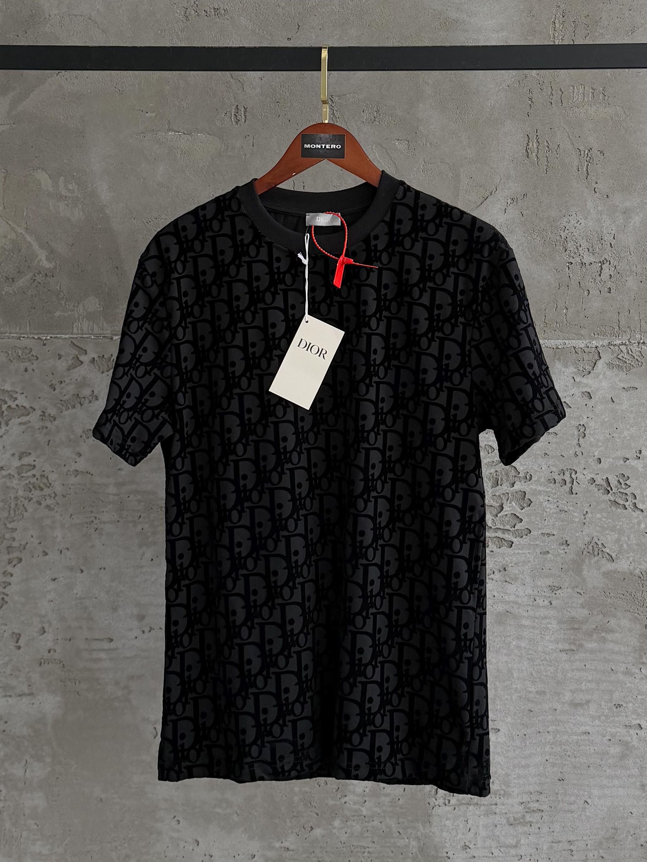 D02 flok full baskı siyah tshirt