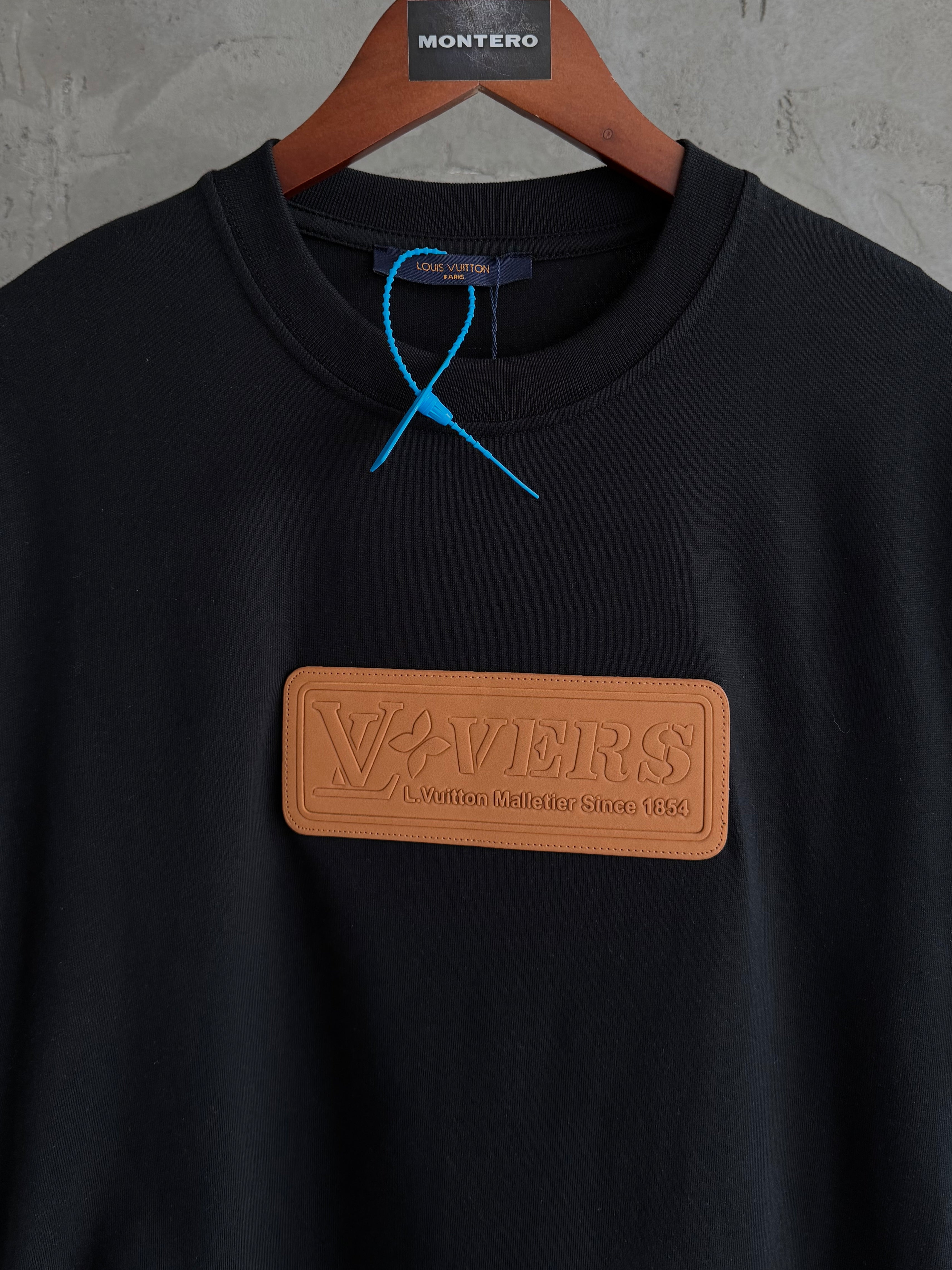 LV04 Deri arma siyah tshirt