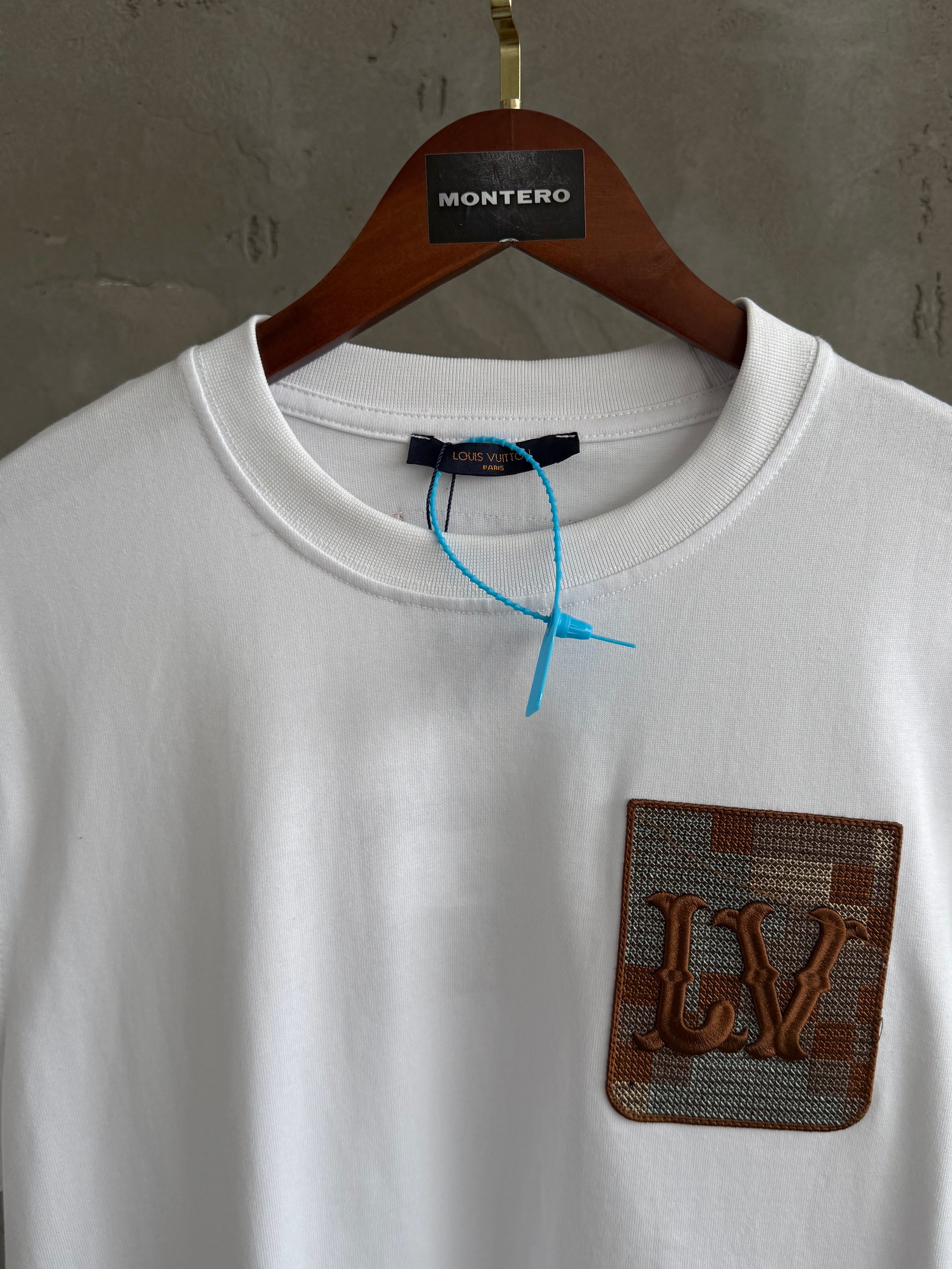 LV06 cepli beyaz tshirt