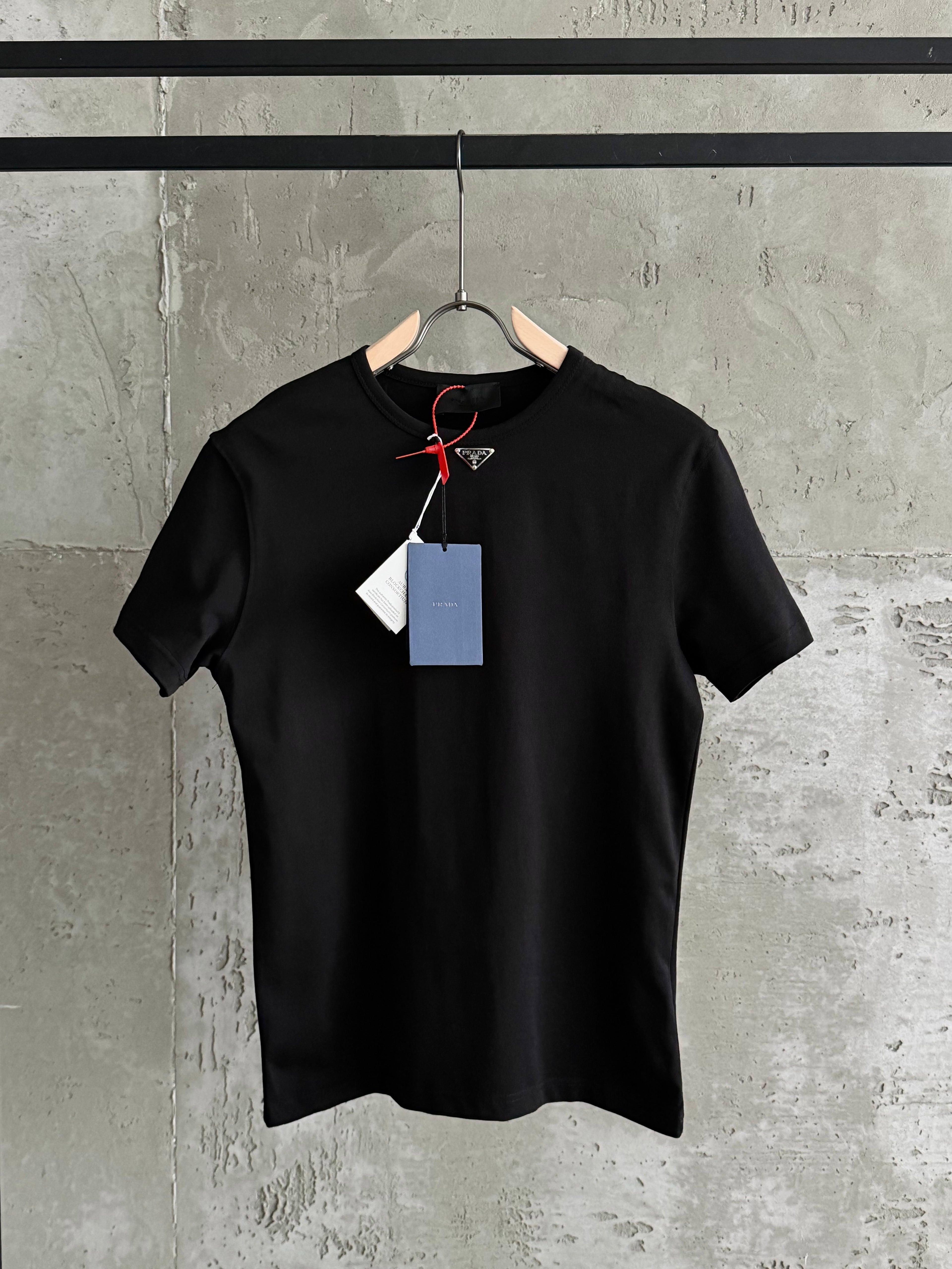 P01 Arma siyah tshirt
