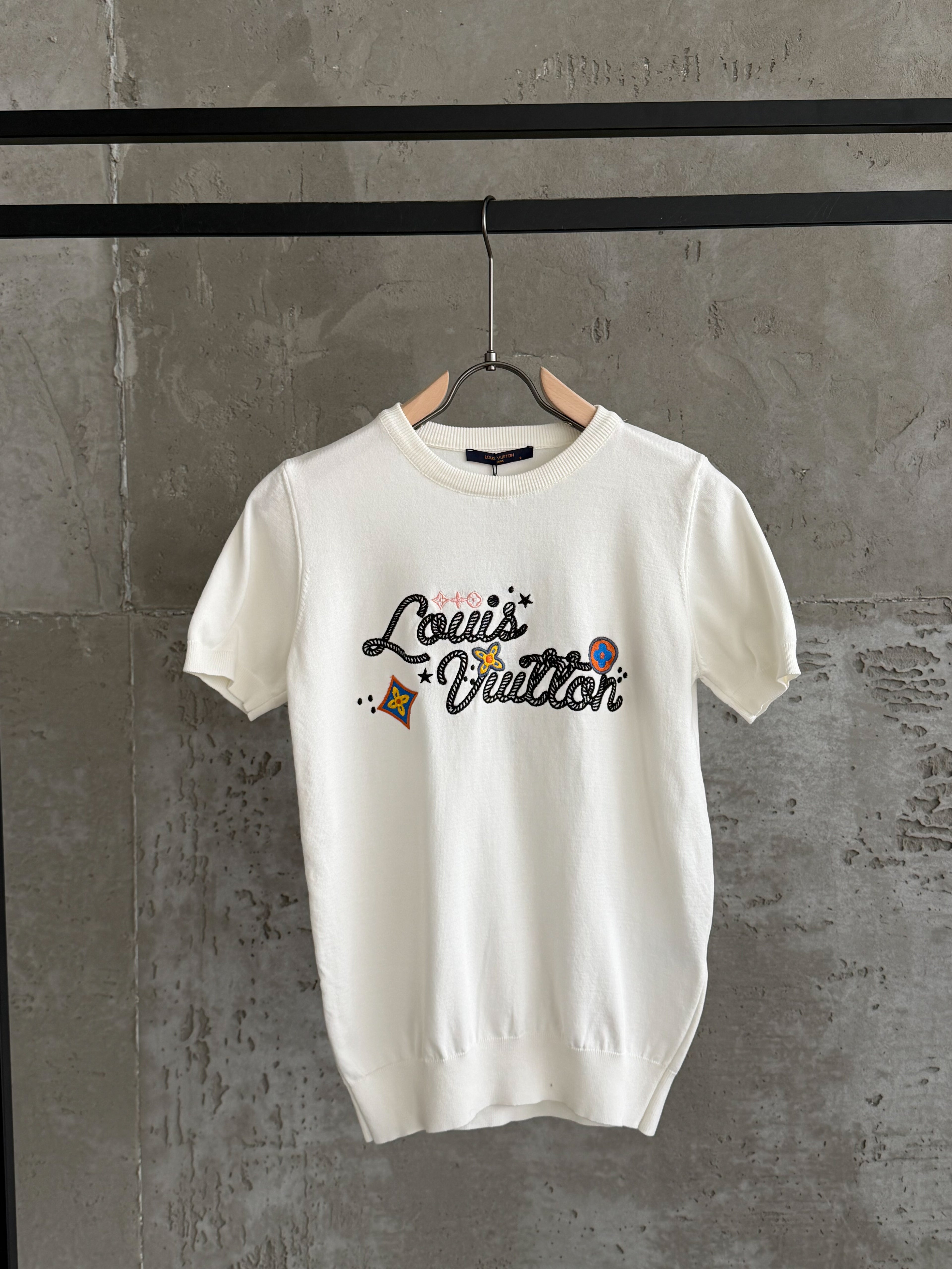 LV08 Triko Nakış beyaz tshirt