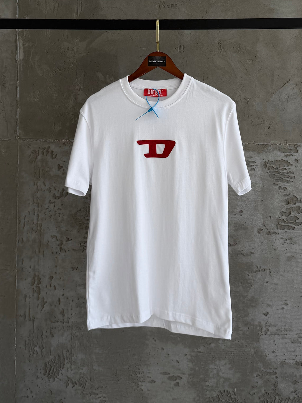 DE01 logolu premium beyaz tshirt
