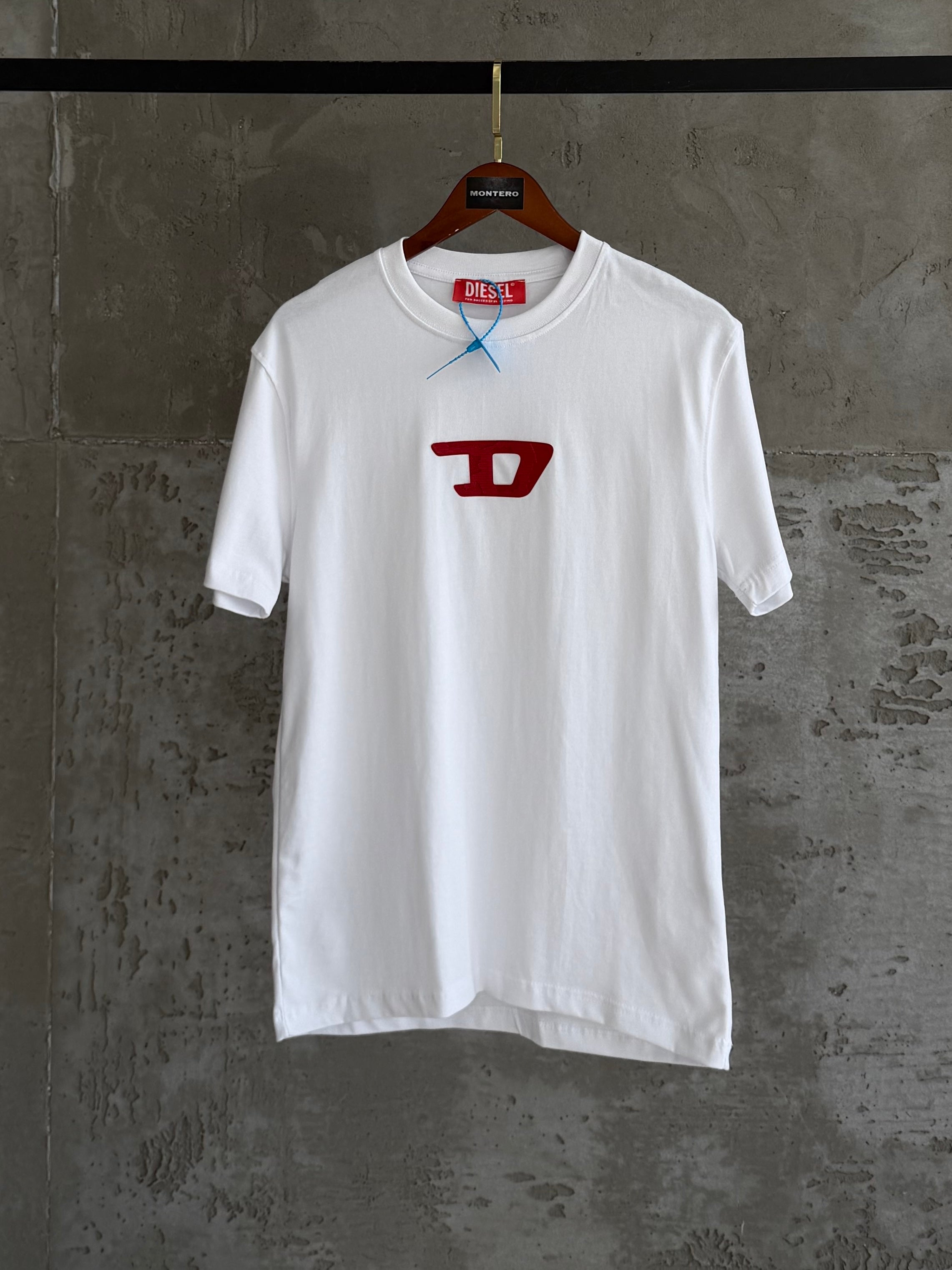 DE01 logolu premium beyaz tshirt