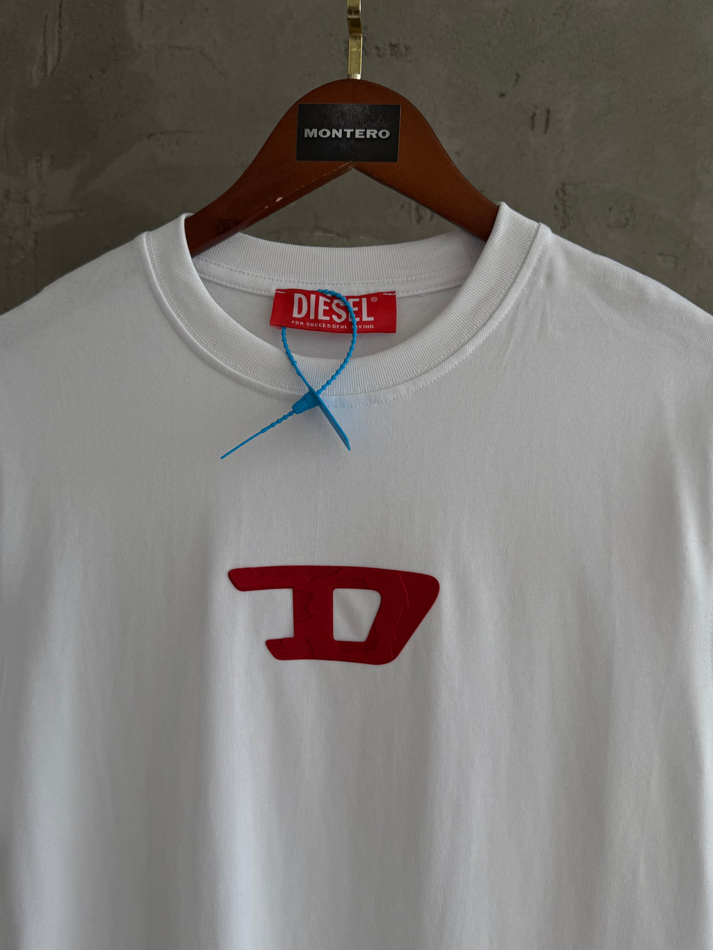 DE01 logolu premium beyaz tshirt
