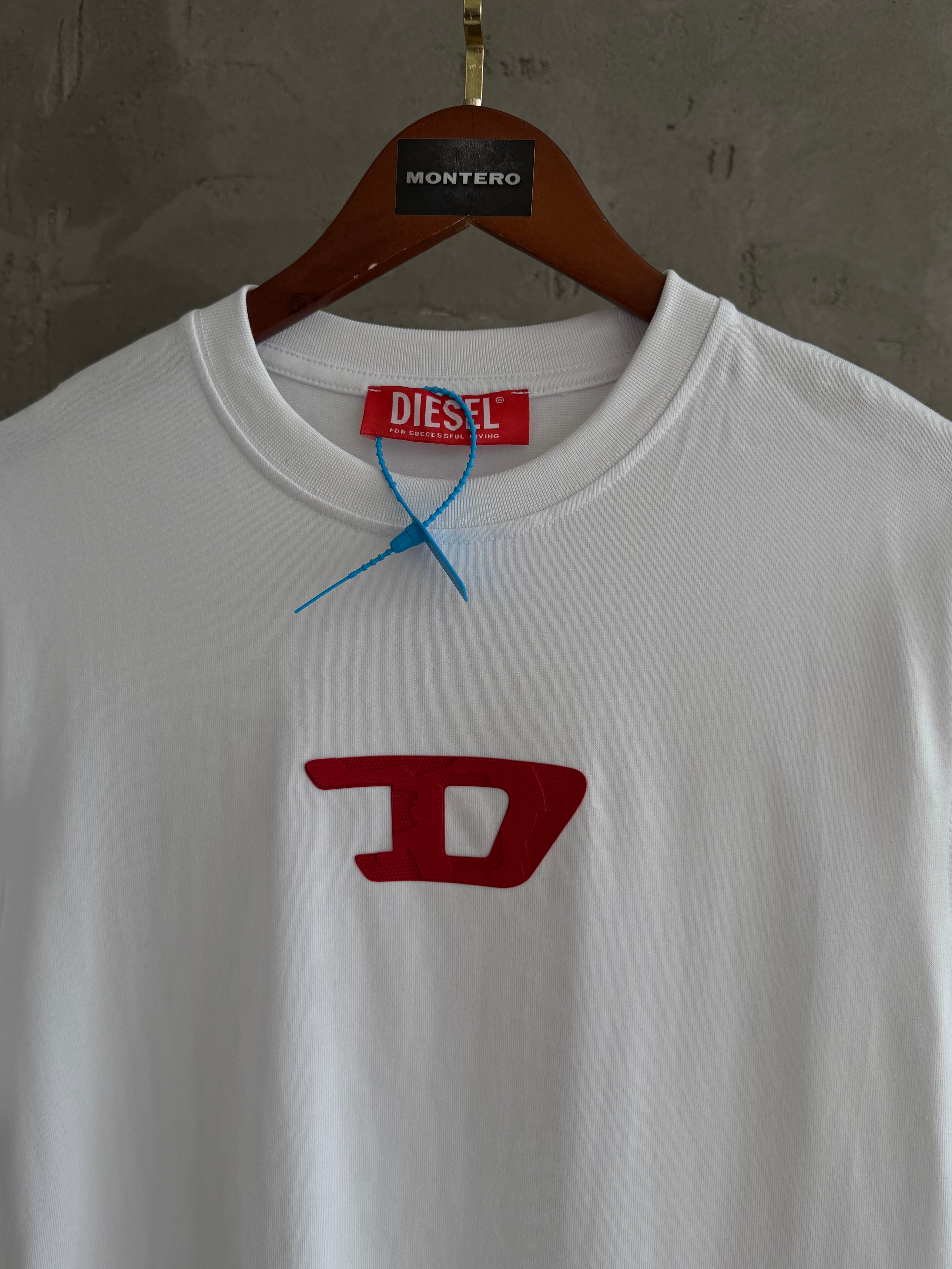 DE01 logolu premium beyaz tshirt