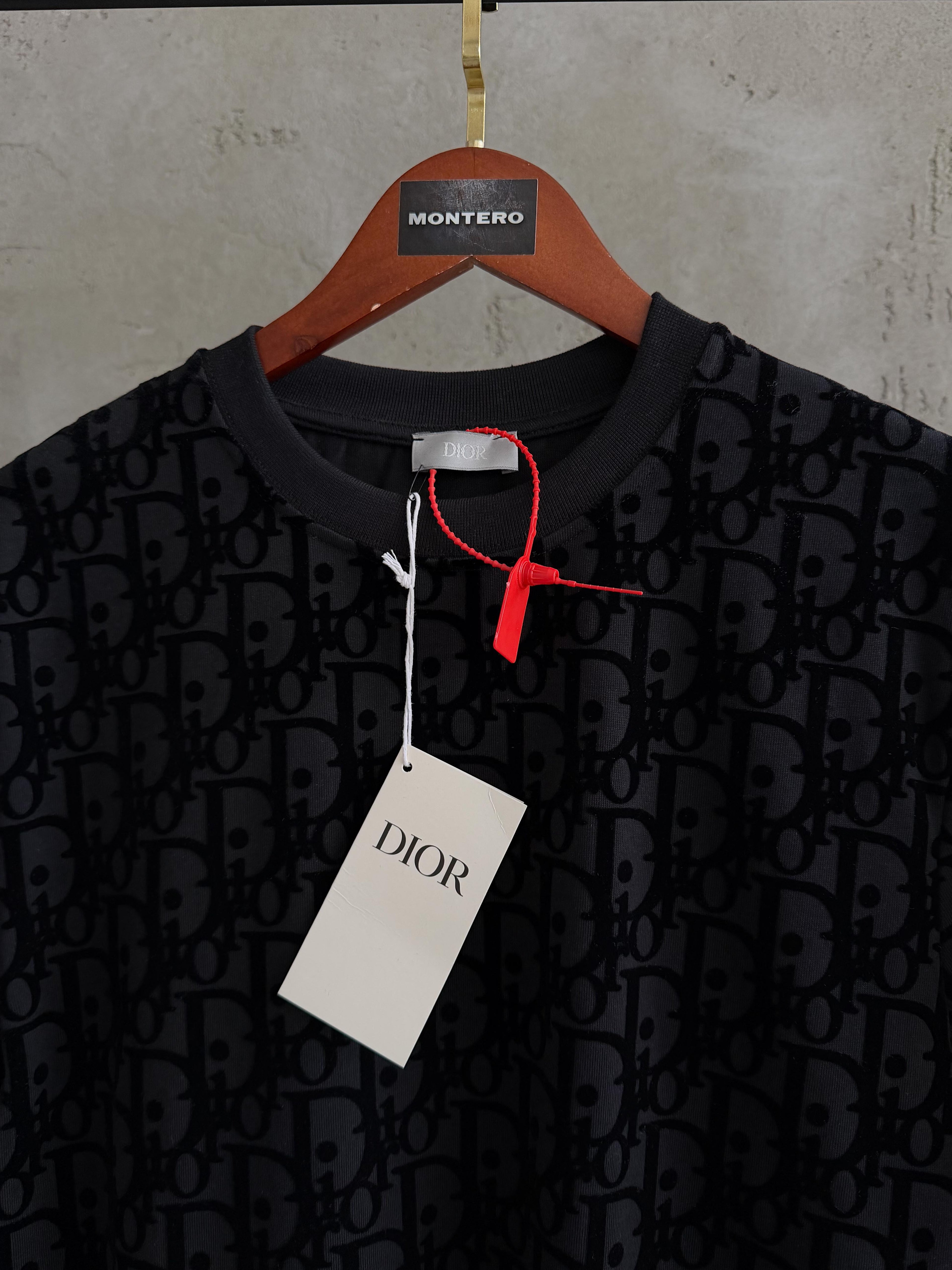 D02 flok full baskı siyah tshirt