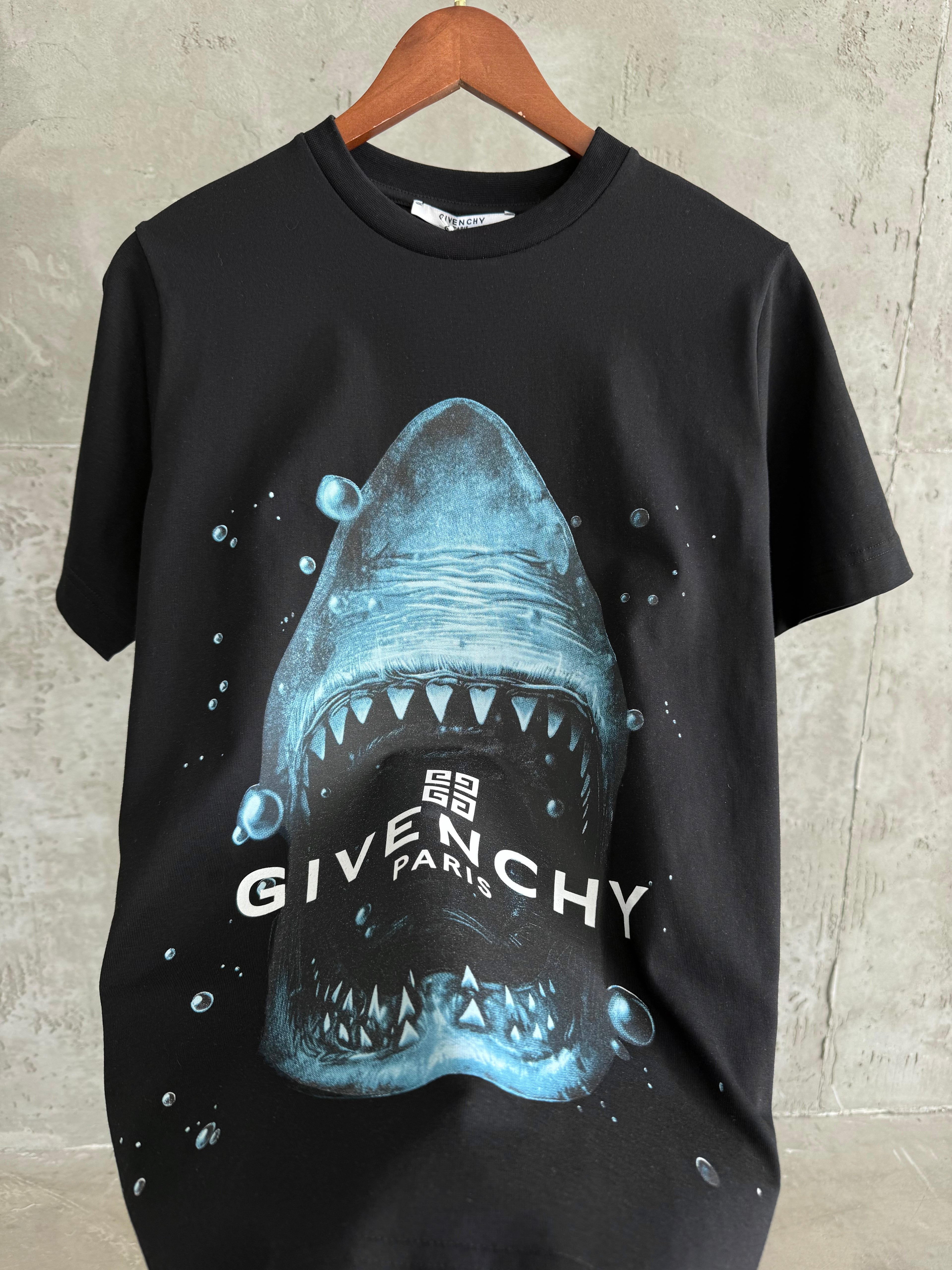GV01 Shark siyah tshirt