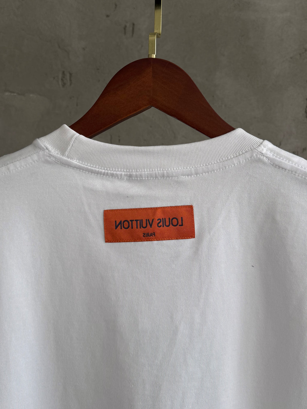 LV06 cepli beyaz tshirt
