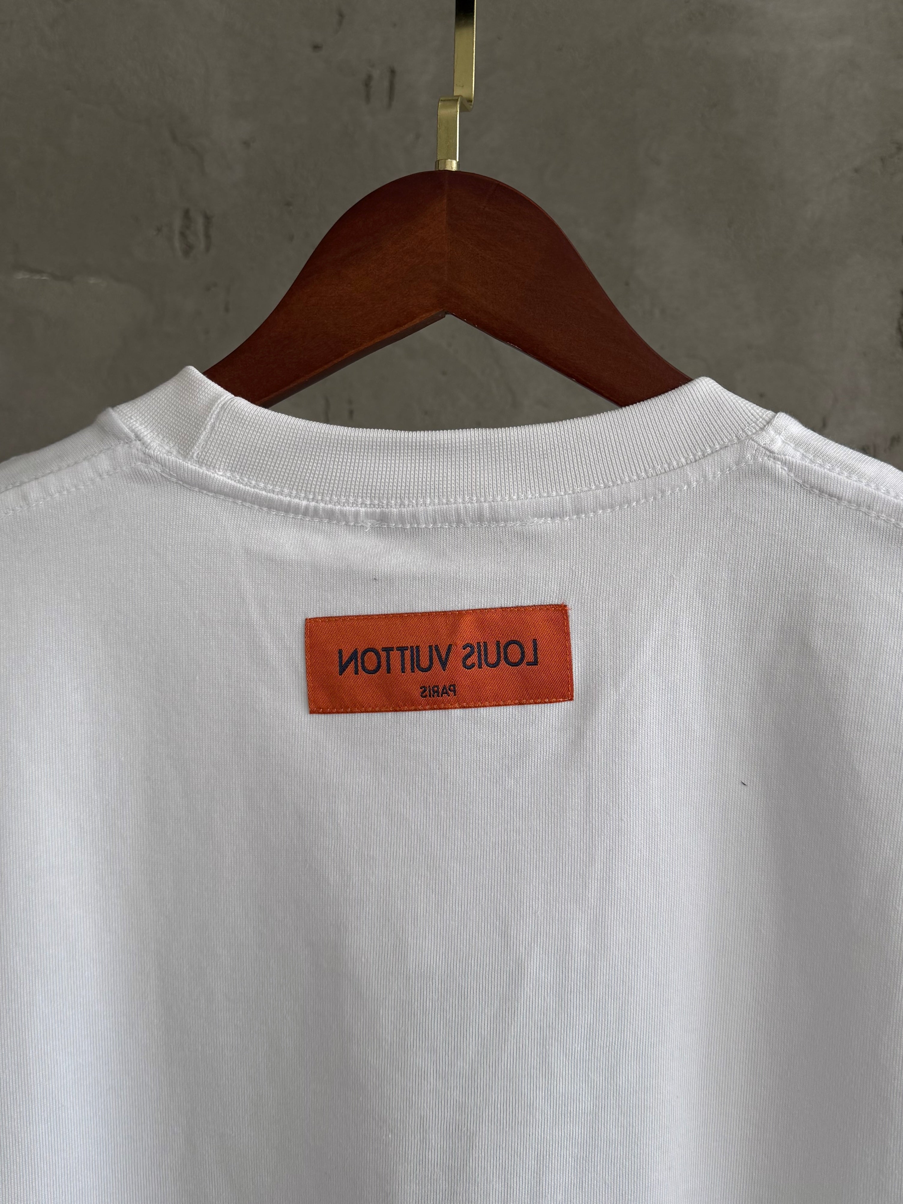 LV06 cepli beyaz tshirt