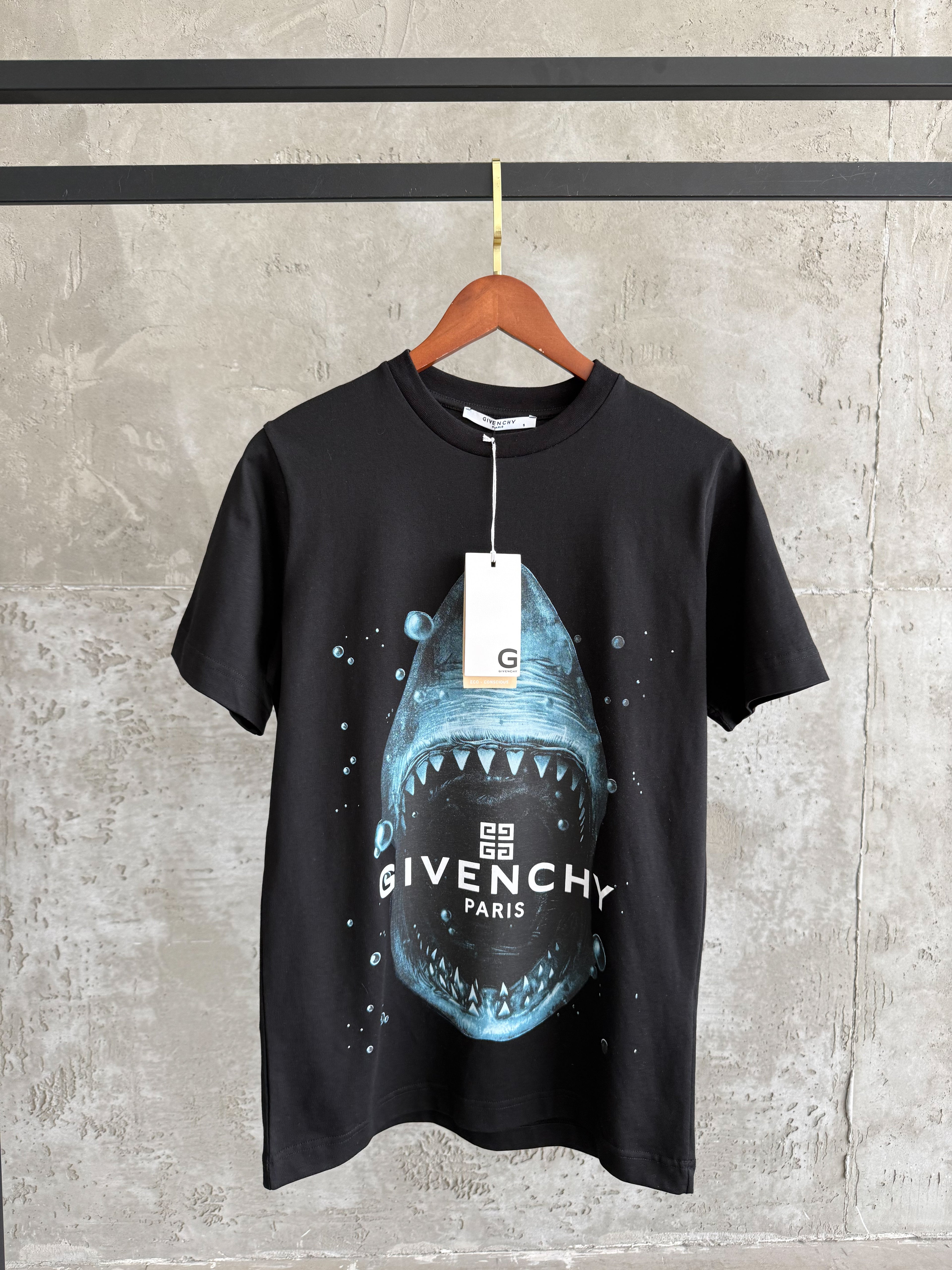GV01 Shark siyah tshirt