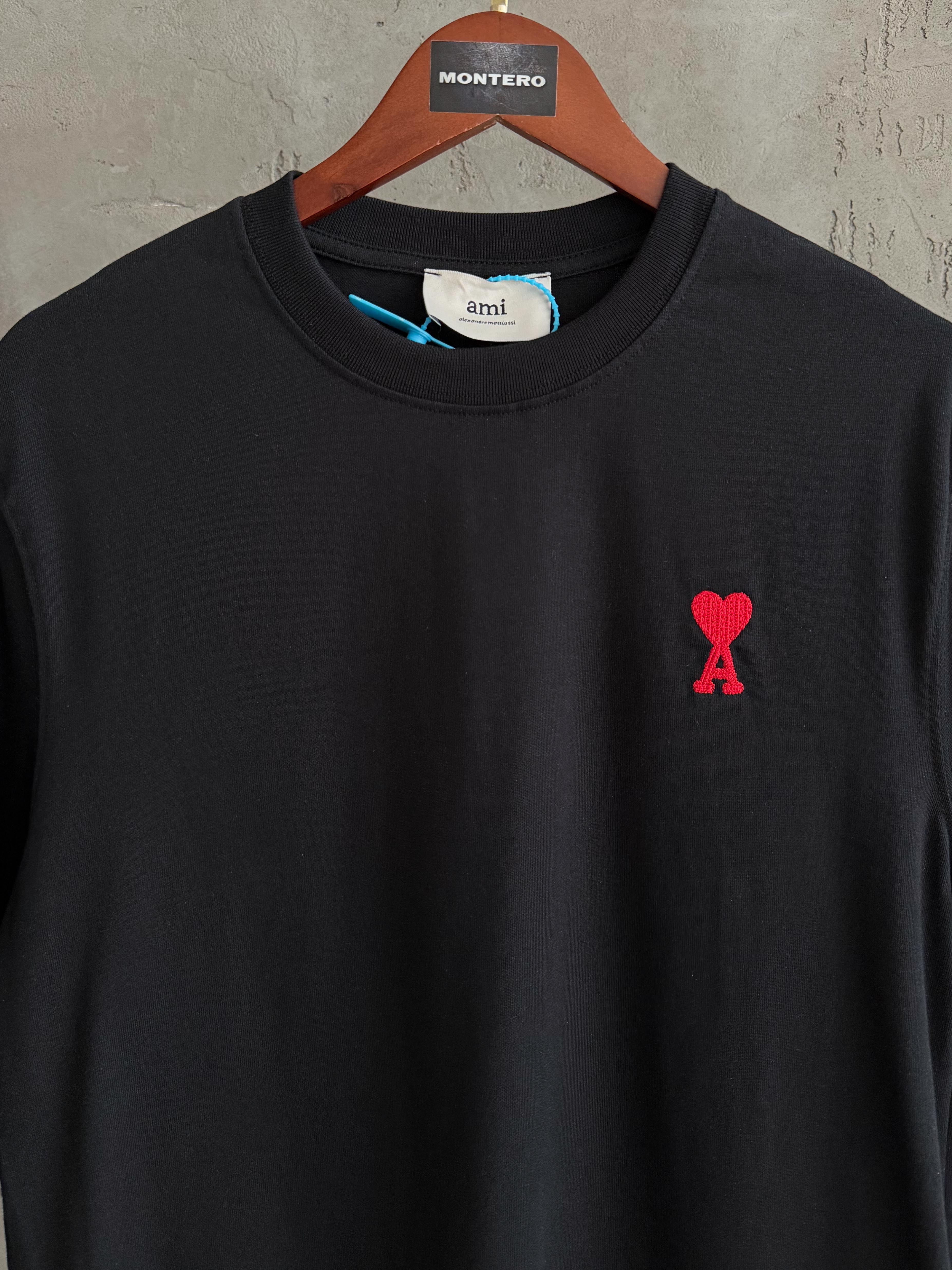 AI01 Premium kalp siyah tshirt